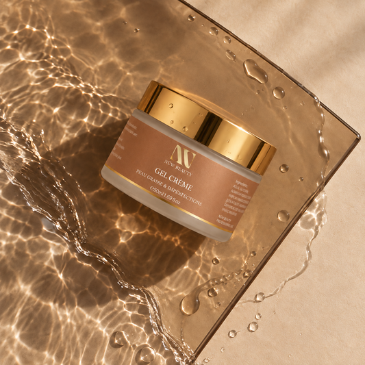 Pot de Gel-Crème NÜW BEAUTY entouré de reflets lumineux sur l’eau