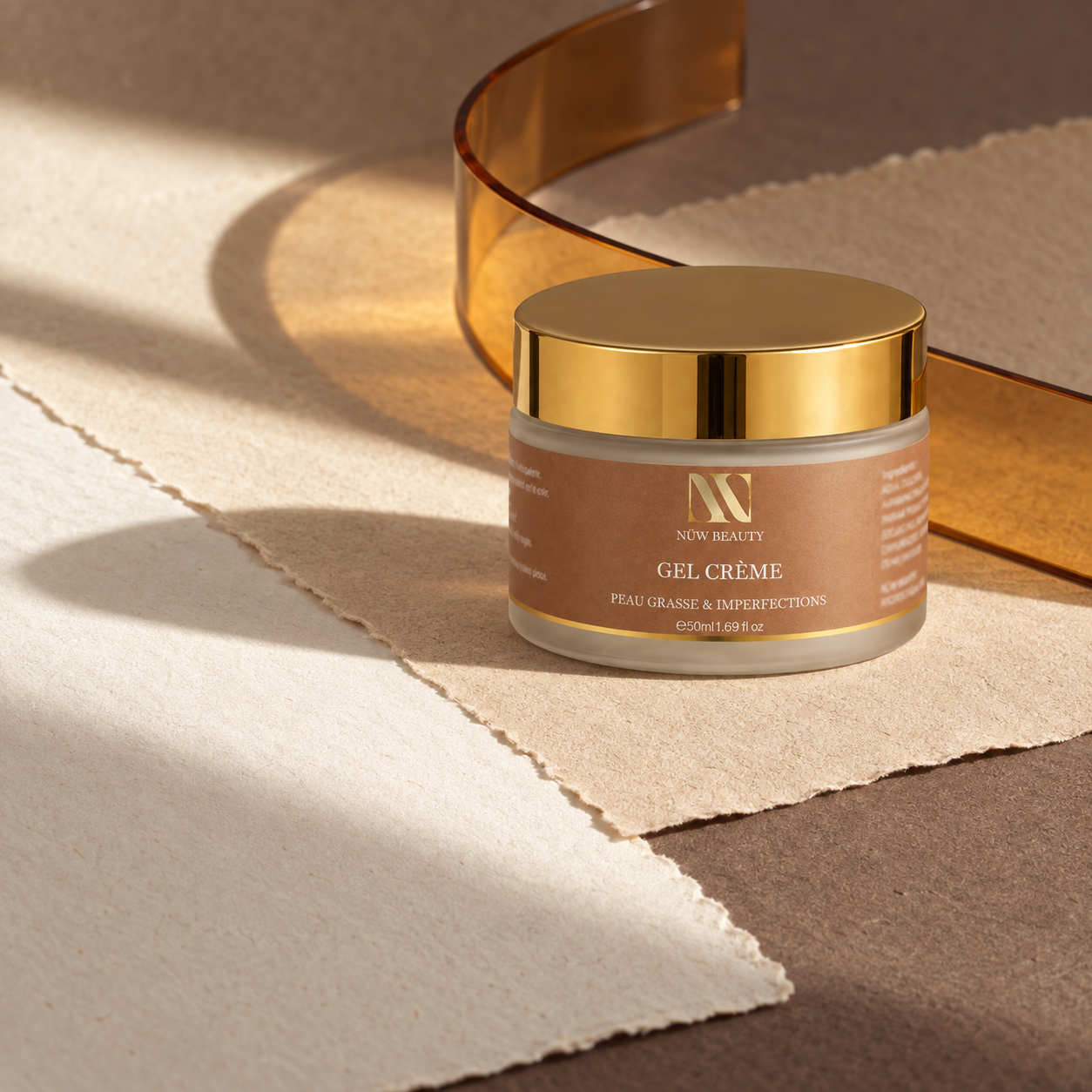 Gel-Crème NÜW BEAUTY présenté sur un socle beige géométrique