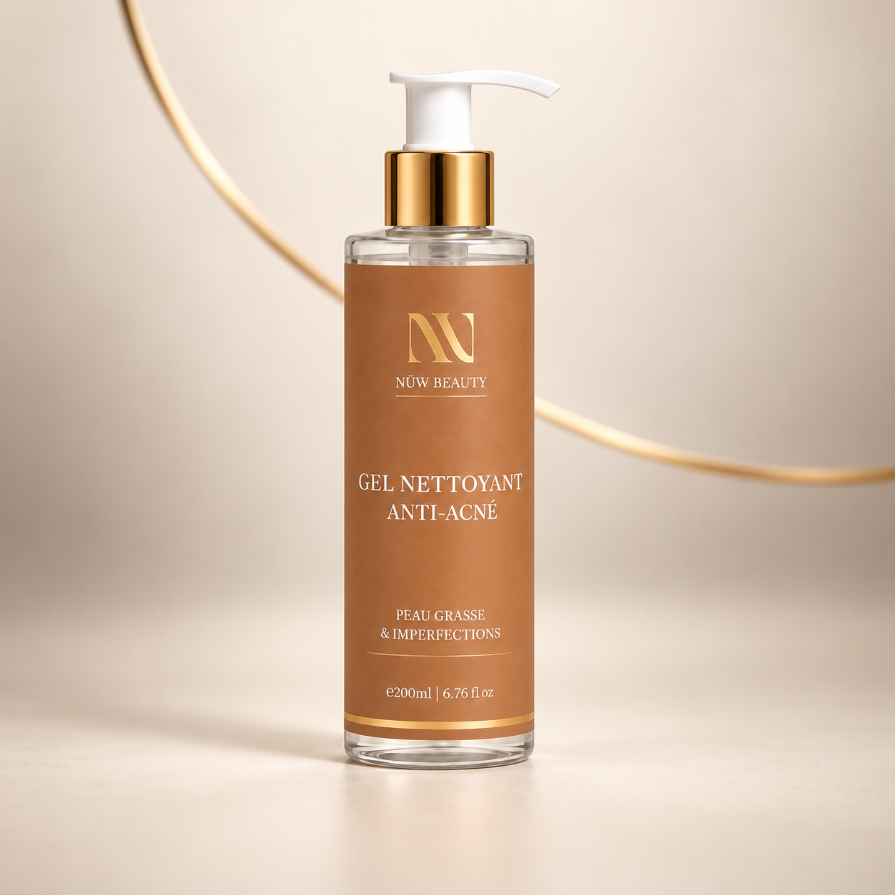 Flacon pompe du Gel Nettoyant Anti-Acné NÜW BEAUTY sur fond beige