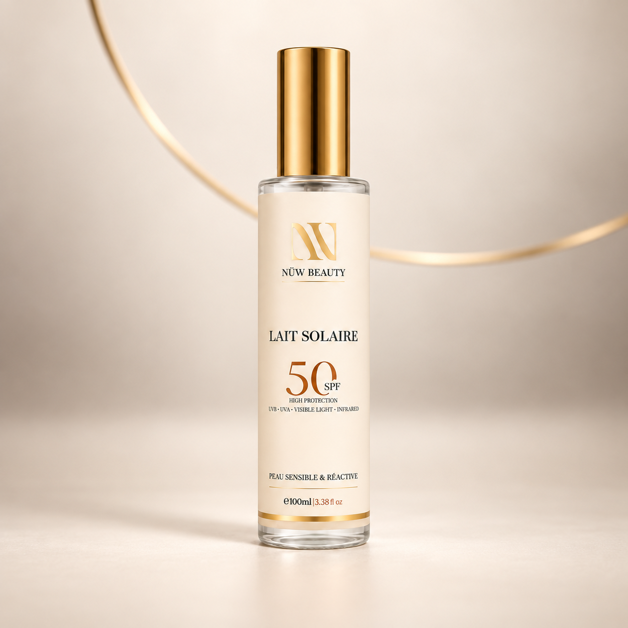 Flacon du Lait Solaire SPF50 NÜW BEAUTY sur fond beige