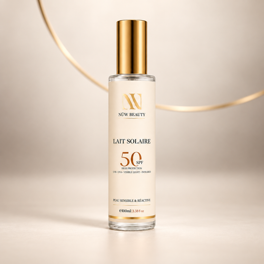 Flacon du Lait Solaire SPF50 NÜW BEAUTY sur fond beige