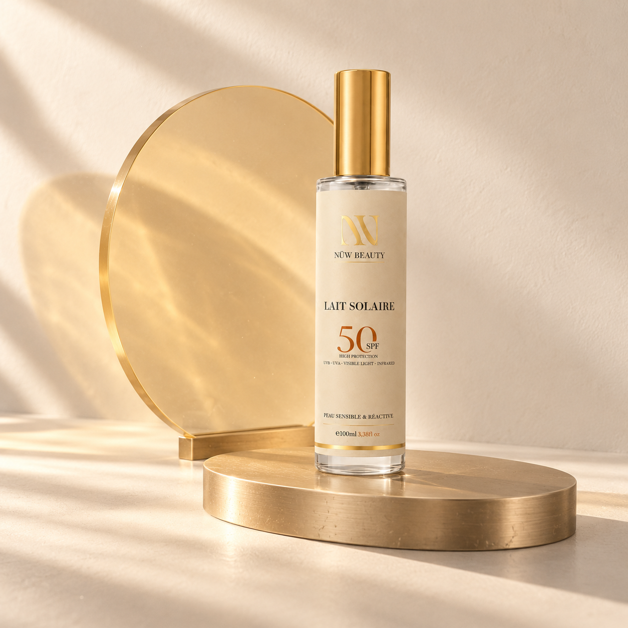 Lait Solaire SPF50 NÜW BEAUTY présenté sur un socle doré
