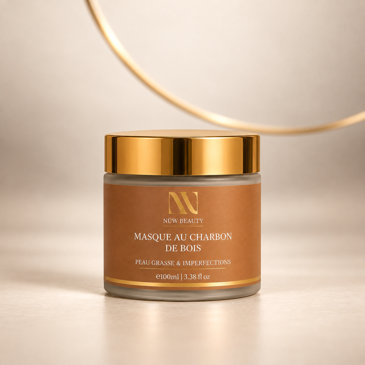 Pot du Masque au Charbon de Bois NÜW BEAUTY sur fond beige