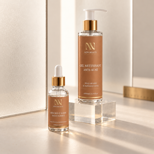 Routine anti-acné NÜW BEAUTY avec gel nettoyant et sérum sur socle beige