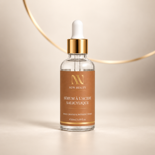 Flacon compte-gouttes du Sérum à l’Acide Salicylique NÜW BEAUTY sur fond beige