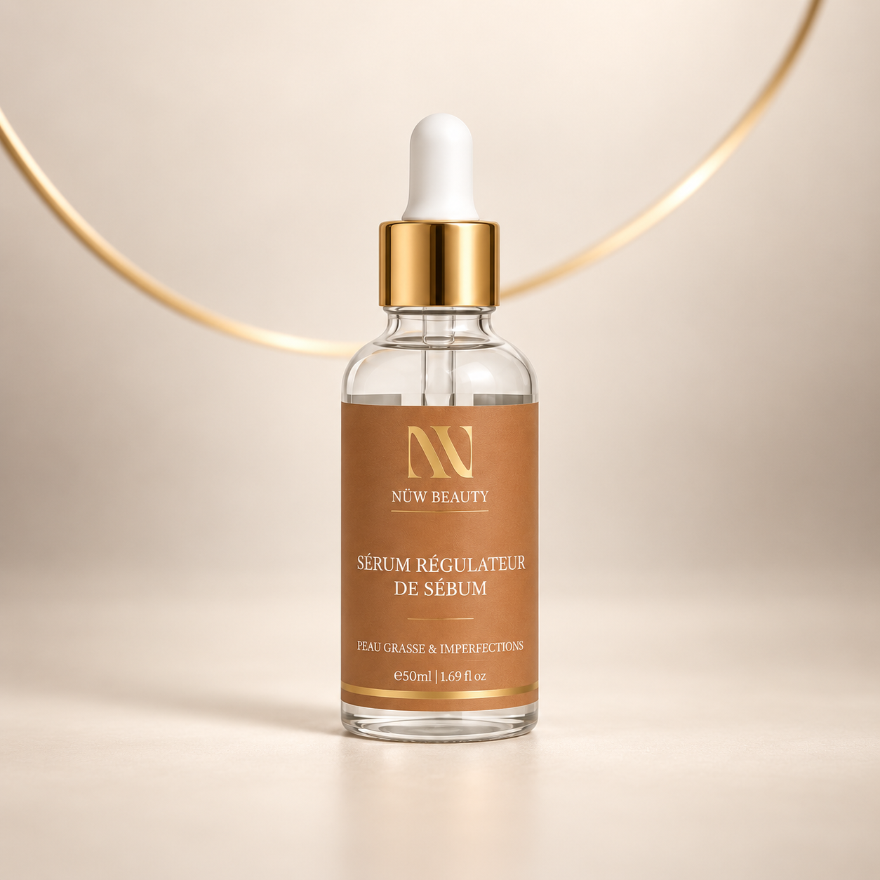 Flacon compte-gouttes du Sérum Régulateur de Sébum NÜW BEAUTY sur fond beige